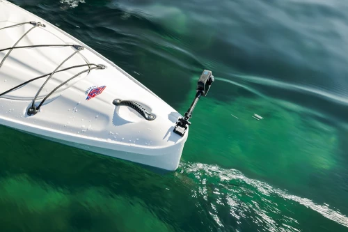 GoPro Carbon Fiber Extension Set zamontowany na przedniej części kajaka
