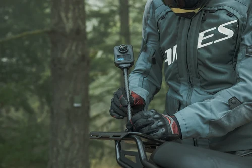 Motocyklista montuje zestaw GoPro Carbon Fiber Extension Set wraz z kamerą GoPro