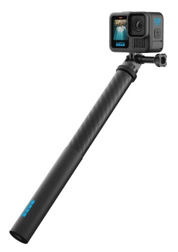 Uchwyt GoPro Carbon Fiber Extension Pole 1m pochylony wraz z kamerą GoPro Hero 13