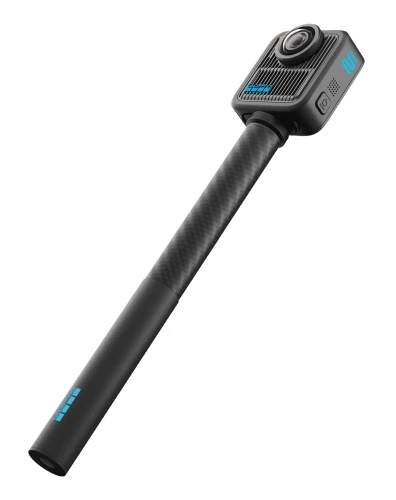 Uchwyt GoPro Carbon Fiber Extension Pole 1m pochylony wraz z kamerą GoPro MAX2