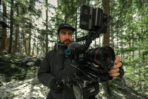Kamerzysta używa zestawu GoPro Wireless Mic Complete Kit wraz z innymi akcesoriami producenta.