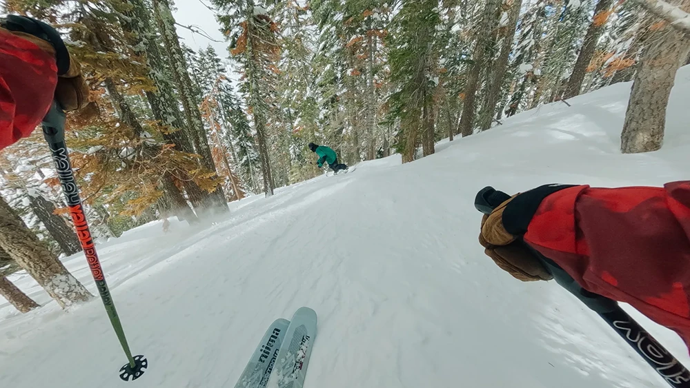 Zdjęcie z perspektywy pierwszej osoby jadącej na nartach przy użyciu uchwytu GoPro Chesty