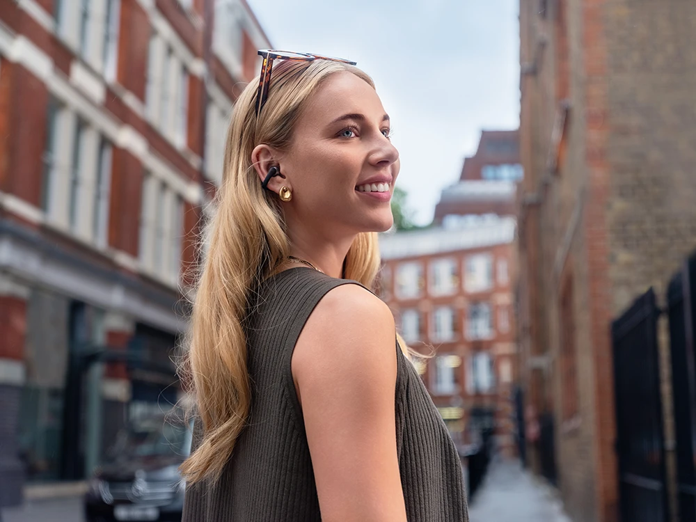 Shokz OpenDots One Black używane przez kobietę podczas spaceru