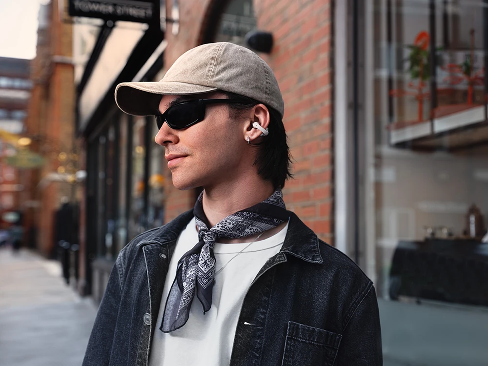 Stabilny klips zapobiega zsuwaniu się słuchawek Shokz OpenDots One Grey