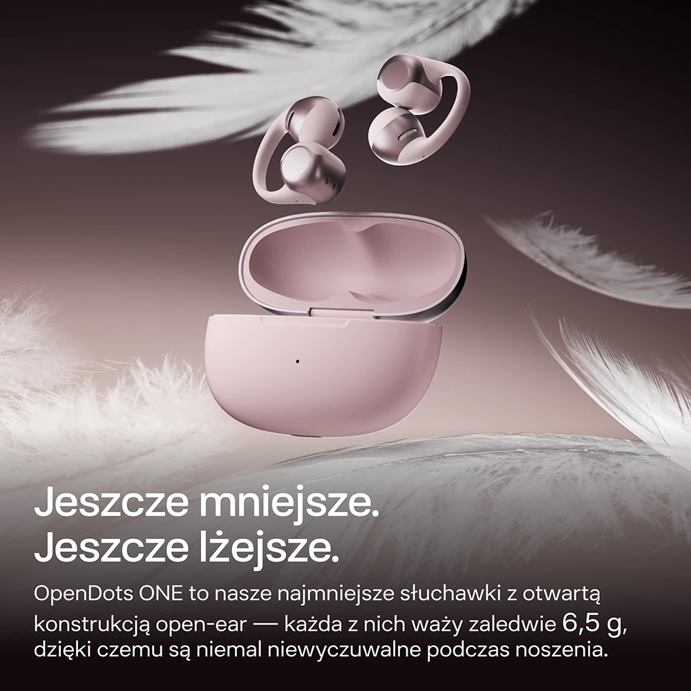 Shokz OpenDots One Black używane przez kobietę podczas spaceru