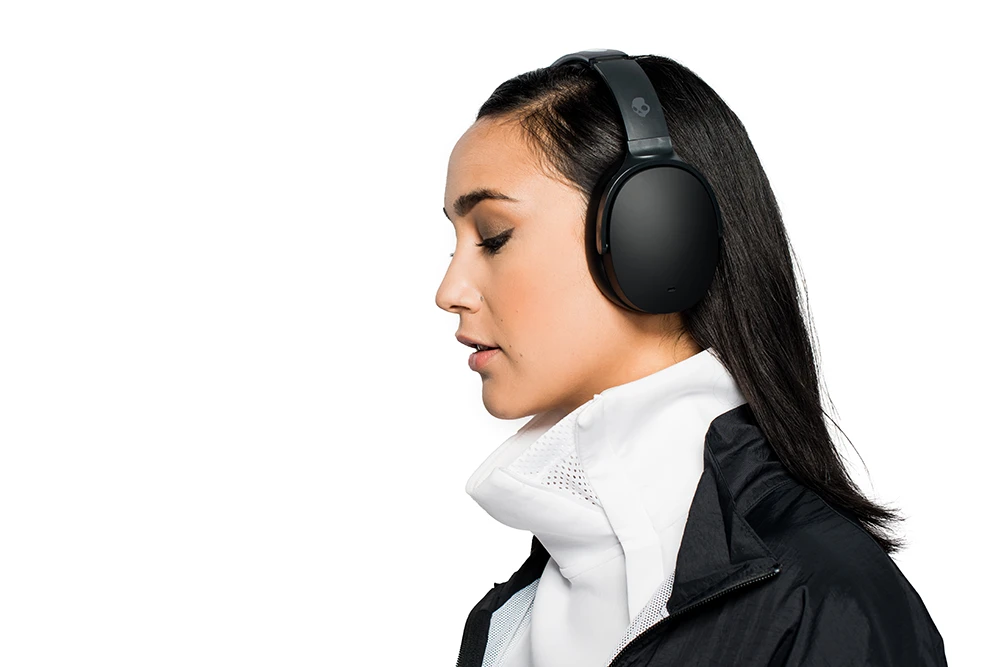 Kobieta słucha w skupieniu muzyki na Hesh ANC