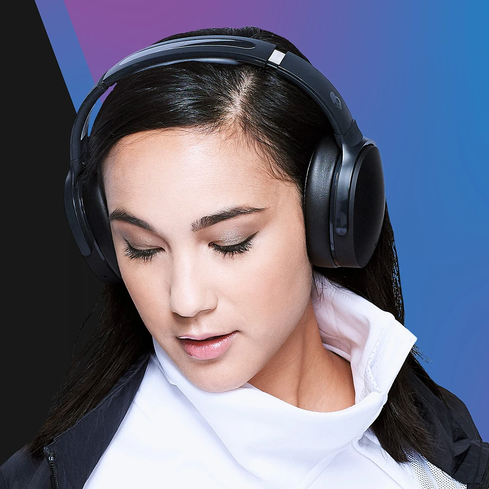  Kobie słucha muzyki w słuchawkach Hesh ANC