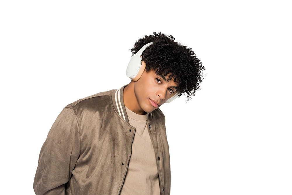 Chłopak słuchający muzyki z Hesh ANC