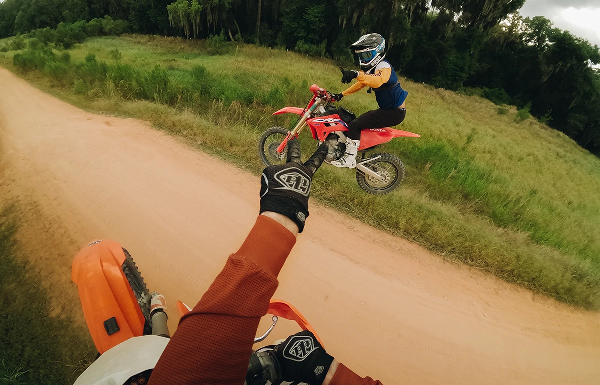 Jak zamocować GoPro? Najlepsze sposoby montażu do sportów ekstremalnych