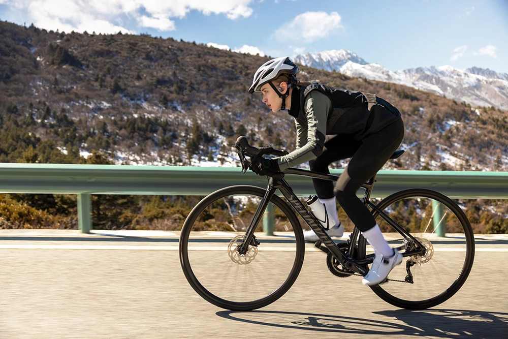 Słuchawki z przewodnictwem kostnym podczas sportu — czy sprawdzają się na treningu?
